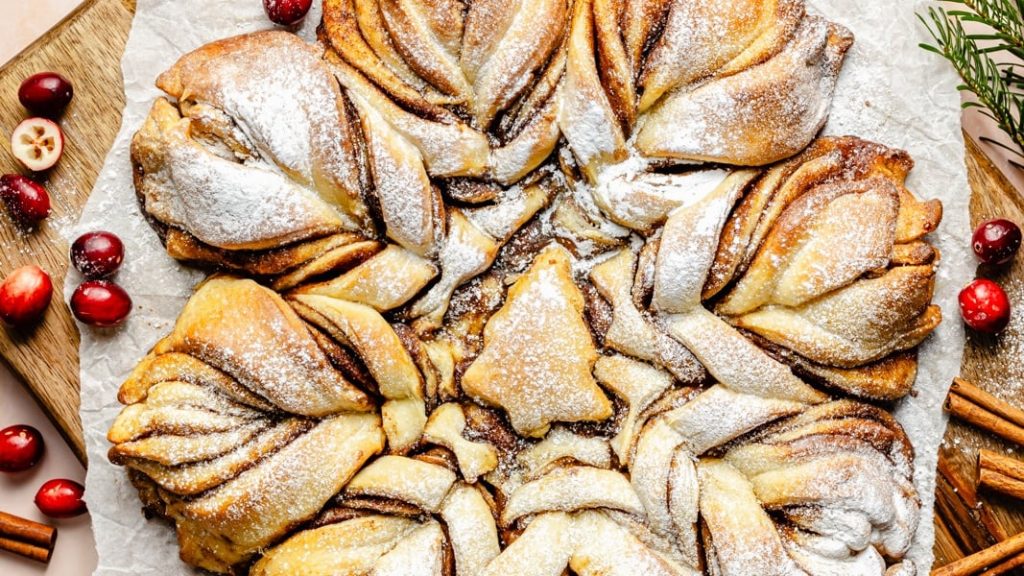 Festive Cinnamon Roll Snowflake (with step-by-step photos!) Festive Cinnamon Roll Snowflake (with step-by-step photos!)